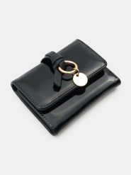 Mały portfel z imitacji lakierowanej skóry - czarny. Czarne portfele Sinsay, bez wzorów, ze skóry. Za 25.99 zł.