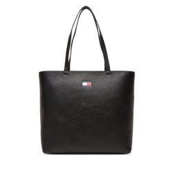 Torebka Tommy Jeans. Czarne torebki klasyczne Tommy Jeans, bez wzorów, z jeansu, klasyczne, bez dodatków. Za 469.99 zł.