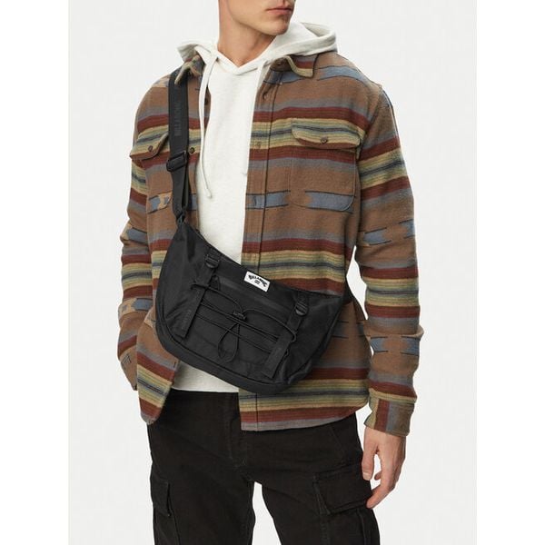 Torebka Billabong. Czarne listonoszki Billabong, bez wzorów, bez dodatków. Za 59.99 zł.