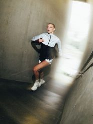 4F Kurtka do biegania odblaskowa damska - czarna M. Czarne kurtki do biegania 4f, l, bez wzorów, z materiału, bez kaptura, do biegania. Za 349.99 zł.