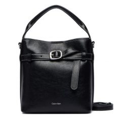 Torebka Calvin Klein. Czarne torebki klasyczne Calvin Klein, bez wzorów, klasyczne, bez dodatków. Za 569.99 zł.