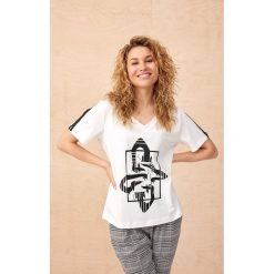 T-Shirt Damski Łatty BS Ekri. Czarne t-shirty blue shadow, z aplikacjami, z bawełny, klasyczne, bez kołnierzyka, bez ramiączek. W wyprzedaży za 79.95 zł.