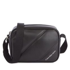 Torebka Calvin Klein Jeans. Czarne listonoszki Calvin Klein Jeans, bez wzorów, z jeansu, bez dodatków. Za 179.99 zł.
