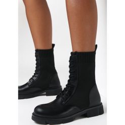 Czarne Botki Caillat. Czarne botki Born2be, bez wzorów, z dzianiny, eleganckie, bez obcasa, na płaskiej podeszwie, bez zapięcia. W wyprzedaży za 175.99 zł.