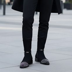 Botki damskie S. Barski, z ozdobnymi kamieniami na nosku i ocieplane futerkiem, czarne, MR52-165. Czarne botki S.BARSKI, z aplikacjami, ze skóry ekologicznej, eleganckie, bez obcasa, na obcasie, bez zapięcia. Za 229.00 zł.