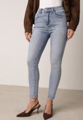 Niebieskie Dopasowane Bawełniane Jeansy Neviline. Niebieskie jeansy Born2be, l, bez wzorów, z bawełny, klasyczne. Za 89.99 zł.