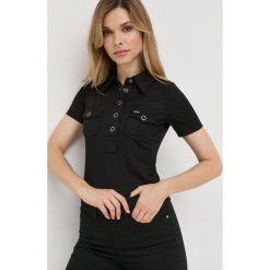 Guess polo damski kolor czarny z kołnierzykiem. Czarne t-shirty Guess, z aplikacjami, z dzianiny, bez kołnierzyka, bez ramiączek. Za 319.99 zł.