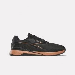 Damskie buty treningowe Reebok NANO X5 EDGE 100263999 czarne. Czarne buty treningowe Reebok, bez wzorów, bez zapięcia, na fitness i siłownię. Za 539.00 zł.