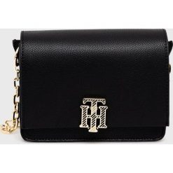 Tommy Hilfiger torebka kolor czarny. Czarne listonoszki Tommy Hilfiger, bez wzorów, na ramię, bez dodatków. Za 689.99 zł.