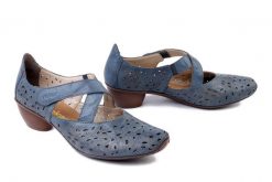 RIEKER 43773-12 blue, czółenka damskie. Niebieskie czółenka Rieker, na lato, w ażurowe wzory, bez obcasa, na obcasie, bez zapięcia. Za 339.90 zł.