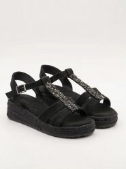 Belucci Sandały w kolorze czarnym na koturnie rozmiar: 38. Czarne sandały Belucci, bez wzorów, z otwartym noskiem, bez obcasa, na koturnie, bez zapięcia. Za 110.55 zł.