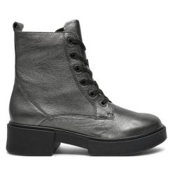 Trapery Caprice. Szare traperki Caprice, bez wzorów, bez obcasa, bez zapięcia. Za 549.99 zł.