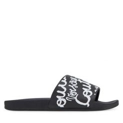 Klapki Versace Jeans Couture. Czarne klapki Versace Jeans Couture, bez wzorów, z jeansu, bez obcasa, bez zapięcia. Za 319.99 zł.