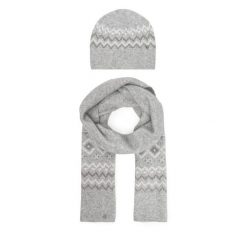 Zestaw szalik i czapka Guess. Szare czapki zimowe Guess, na zimę, z aplikacjami. Za 569.99 zł.