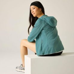 Damska bluza polarowa Huntdale z kapturem i zamkiem błyskawicznym. Zielone bluzy z polaru Regatta, bez wzorów, z elastanu. W wyprzedaży za 169.99 zł.