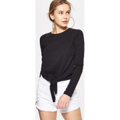 Bluzka z wiązaniem - Czarny. Bluzki Cropp. W wyprzedaży za 19.99 zł.