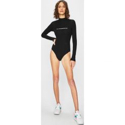 Tally Weijl - Bluzka. Czarne bluzki TALLY WEIJL, l, bez wzorów, z dzianiny, casualowe, bez kołnierzyka, bez ramiączek. W wyprzedaży za 39.90 zł.
