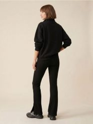 Prążkowane legginsy flare z domieszką bawełny - czarny. Czarne legginsy Sinsay, bez wzorów, z bawełny. Za 49.99 zł.