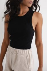 Top na ramiączkach prążkowanej dzianiny w kolorze TOTALLY BLACK - ISLA-XL. Czarne topy Marsala, s, bez wzorów, z bawełny, bez kołnierzyka, bez ramiączek. Za 119.90 zł.