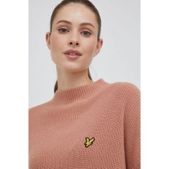 Lyle & Scott sweter z domieszką wełny damski kolor pomarańczowy z półgolfem. Brązowe swetry Lyle & Scott, m, bez wzorów, z poliamidu, bez ramiączek. W wyprzedaży za 344.99 zł.