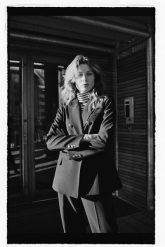 Marynarka z ozdobnymi guzikami czarna. Czarne marynarki i żakiety MOODO, l, bez wzorów, z elastanu, bez ramiączek. Za 219.99 zł.