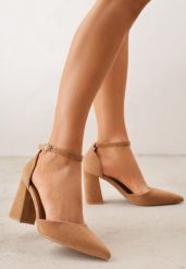 Jasnobrązowe Czółenka z Imitacji Zamszu na Słupku z Noskiem w Szpic Violetto. Brązowe czółenka Born2be, bez wzorów, z jeansu, biznesowe, bez obcasa, na słupku, bez zapięcia. Za 89.99 zł.