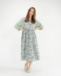 Wzorzysta krepowana sukienka. Zielone sukienki Unisono, l, bez wzorów, z tkaniny, bez kołnierzyka, bez ramiączek, midi. Za 249.00 zł.