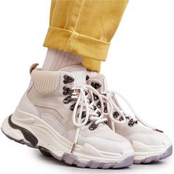 Damskie Wysokie Buty Sportowe GOE KK2N4097 Jasnobeżowe beżowy. Brązowe buty treningowe GOE, bez wzorów, ze skóry ekologicznej, przed kolano, bez zapięcia, trekkingowe. Za 498.10 zł.