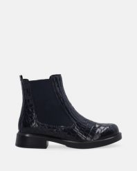 LAKIEROWANE SZTYBLETY Z MOTYWEM ZWIERZĘCYM 1142 505 NAVY. Niebieskie botki Venezia, bez wzorów, z lakierowanej skóry, bez obcasa, bez zapięcia. Za 349.00 zł.