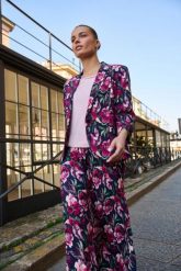 Marynarka w kwiaty granatowa. Marynarki i żakiety MOODO, bez wzorów, z elastanu, bez ramiączek. Za 199.99 zł.