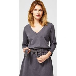 Sukienka z paskiem. Szare sukienki MOODO, na co dzień, s, bez wzorów, z bawełny, bez kołnierzyka, bez ramiączek. Za 39.99 zł.