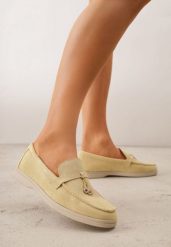 Żółte Mokasyny VICES Casualowe ze Skórzaną Wkładką i Metalowymi Ozdobami Dinsmore. Żółte mokasyny Renee, bez wzorów, z materiału, z okrągłym noskiem. Za 89.99 zł.
