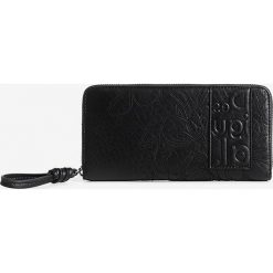 Desigual portfel damski kolor czarny. Czarne portfele Desigual, bez wzorów. W wyprzedaży za 199.99 zł.