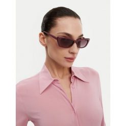 Okulary przeciwsłoneczne Guess. Brązowe okulary przeciwsłoneczne Guess, z aplikacjami. Za 319.99 zł.