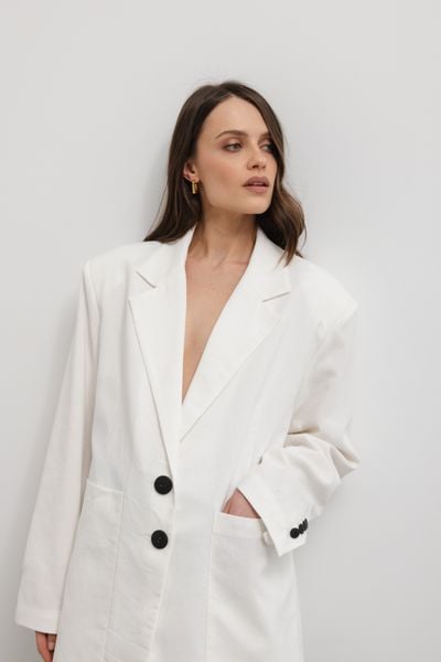 Marynarka z lnem oversize w kolorze WHITE CREAM- HARLEY-S/M. Białe marynarki i żakiety Marsala, m, bez wzorów, z bawełny, eleganckie, bez ramiączek. Za 319.90 zł.