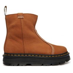 Botki Dr. Martens. Brązowe botki Dr Martens, bez wzorów, bez obcasa, na płaskiej podeszwie, bez zapięcia. Za 899.99 zł.