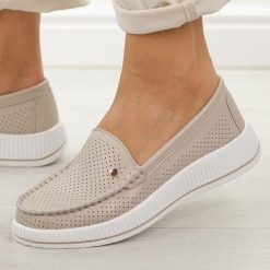 Beżowe ażurowe skórzane mokasyny damskie S.Barski 5980. Brązowe mokasyny S.BARSKI, w ażurowe wzory, z jeansu. Za 219.00 zł.