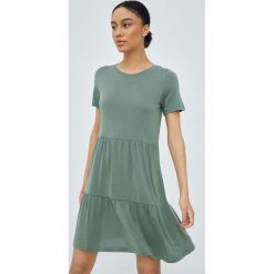 Vero Moda sukienka kolor zielony mini rozkloszowana. Zielone sukienki Vero Moda, m, bez wzorów, z dzianiny, bez kołnierzyka, bez ramiączek, mini, rozkloszowane. Za 129.99 zł.