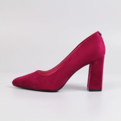 Zamszowe czółenka damskie fuksja na słupku Sergio Leone Pb216. Czerwone czółenka Sergio Leone, bez wzorów, z zamszu, bez obcasa, na słupku, bez zapięcia. Za 169.00 zł.