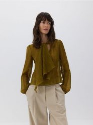 Bluzka z ozdobnym wiązaniem - oliwkowy. Zielone bluzki Reserved, l, bez wzorów, z tkaniny, klasyczne, bez kołnierzyka, bez ramiączek. W wyprzedaży za 69.99 zł.