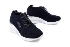 MUSTANG 46C0001 navy, półbuty/sneakersy damskie. Niebieskie półbuty wsuwane Mustang, bez wzorów, bez obcasa, na koturnie. Za 144.95 zł.