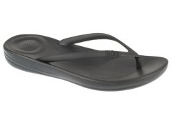 Klapki damskie FitFlop Iqushion Ergonomic TPU. Czarne klapki Flip Flop, bez wzorów, z materiału, bez obcasa, bez zapięcia. Za 219.00 zł.