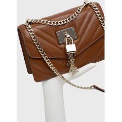 Dkny torebka skórzana kolor brązowy. Brązowe listonoszki DKNY, bez wzorów, na ramię, pikowane, bez dodatków. Za 1,309.90 zł.