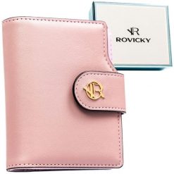 Portfel damski ze skóry ekologicznej w różowym kolorze, wyposażony w system RFID - Rovicky. Czerwone portfele ROVICKY, bez wzorów, ze skóry ekologicznej. Za 89.99 zł.