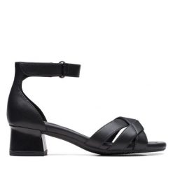 Sandały Clarks. Czarne sandały Clarks, bez wzorów, bez obcasa, na słupku, bez zapięcia. Za 299.99 zł.