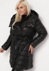 Czarna Kurtka Pikowana z Kapturem na Suwak i z Paskiem Geurata. Czarne kurtki Born2be, xl, bez wzorów, z kapturem. Za 269.99 zł.