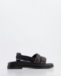 SANDAŁY DAMSKIE P3673050 BLACK. Czarne sandały Venezia, bez wzorów, ze skóry, bez obcasa, bez zapięcia. Za 139.00 zł.