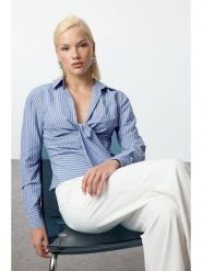 Trendyol Koszula w kolorze błękitnym rozmiar: 34. Niebieskie koszule Trendyol, bez wzorów, bez kołnierzyka, bez ramiączek. Za 78.99 zł.