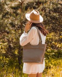 Torebka skórzana damska DAN-A T195B beżowa. Brązowe torebki klasyczne DAN-A, bez wzorów, ze skóry, biznesowe, bez dodatków. Za 399.99 zł.