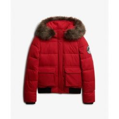 Damska kurtka typu bomber Superdry Everest Ella. Czerwone kurtki Superdry, bez wzorów, bez kaptura. W wyprzedaży za 643.95 zł.